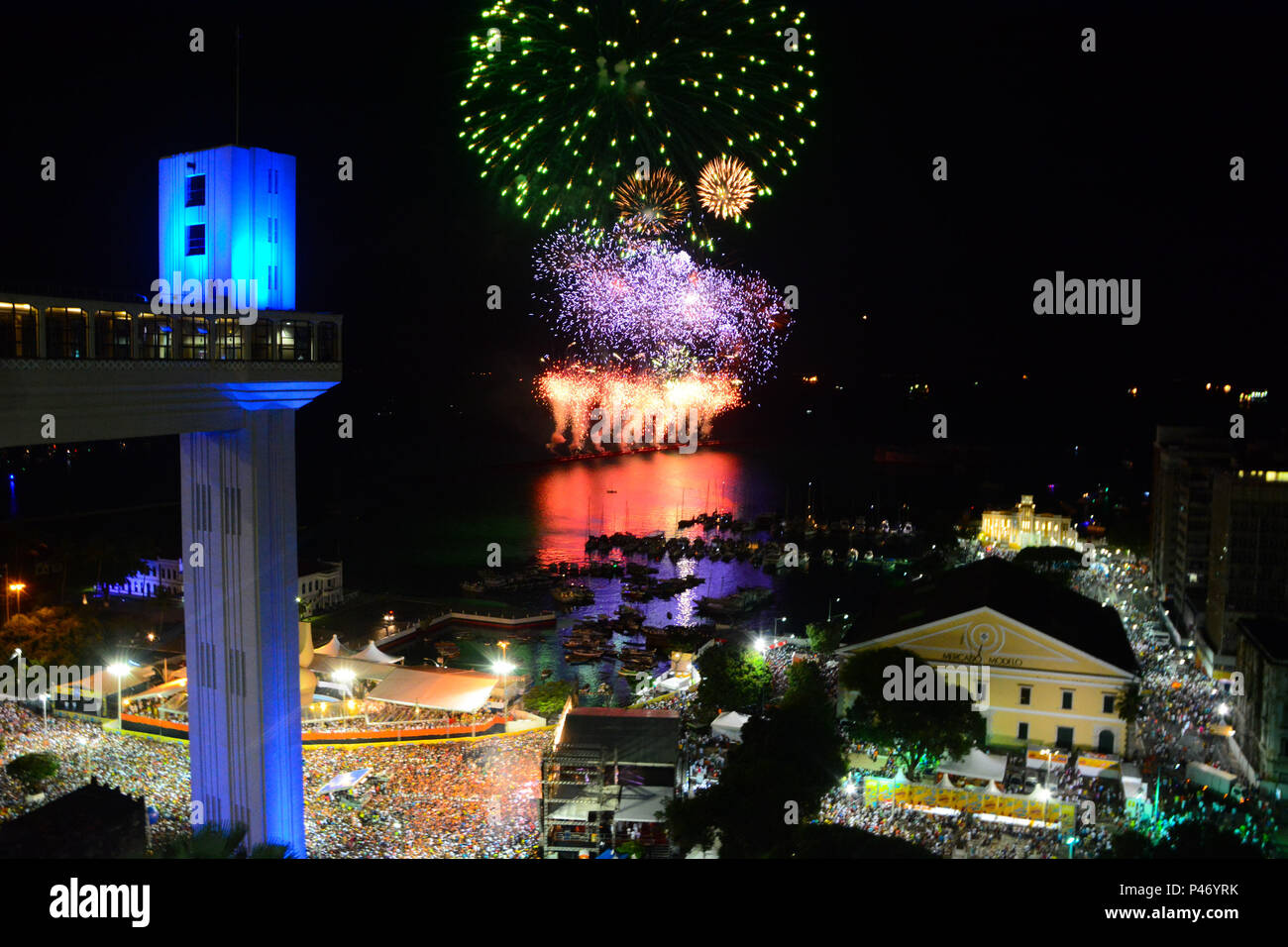 SALVADOR, BA - 01/01/2015 : QUEIMA DE FOGOS RÉVEILLON SALVADOR - Queima de fogos durante Réveillon, realizado na Praça Cairú, Cidade Baixa, Comércio, em Salvador/BA. Com duração de 15 minutos, pirotécnico atraiu espetáculo grande público. Cerca de 150 mil pessoas foi une estimativa da Polícia Militar. (Foto : Mauro Akin Nassor / Fotoarena) Banque D'Images