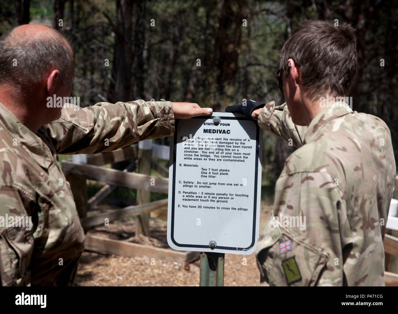 Les soldats britanniques le Cpl. David Duncan et Pvt. Gary Stevens du 154e Régiment du Royal Logistic Corps, lit la mémoire de la mission de l'entrave au cours de la réaction de la direction de Golden 2016 Coyote, Rapid City, S.D., 17 juin 2017. Le Coyote d'or l'exercice est un trois-phase, axée sur des mises en exercice mené dans les Black Hills du Dakota du Sud et le Wyoming, qui permet de se concentrer sur les commandants de mission besoins essentiels concernant la tâche, les tâches et les exercices de combat guerrier. (U.S. Photo de l'armée par la CPS. Pernell/ Ports libérés) Banque D'Images