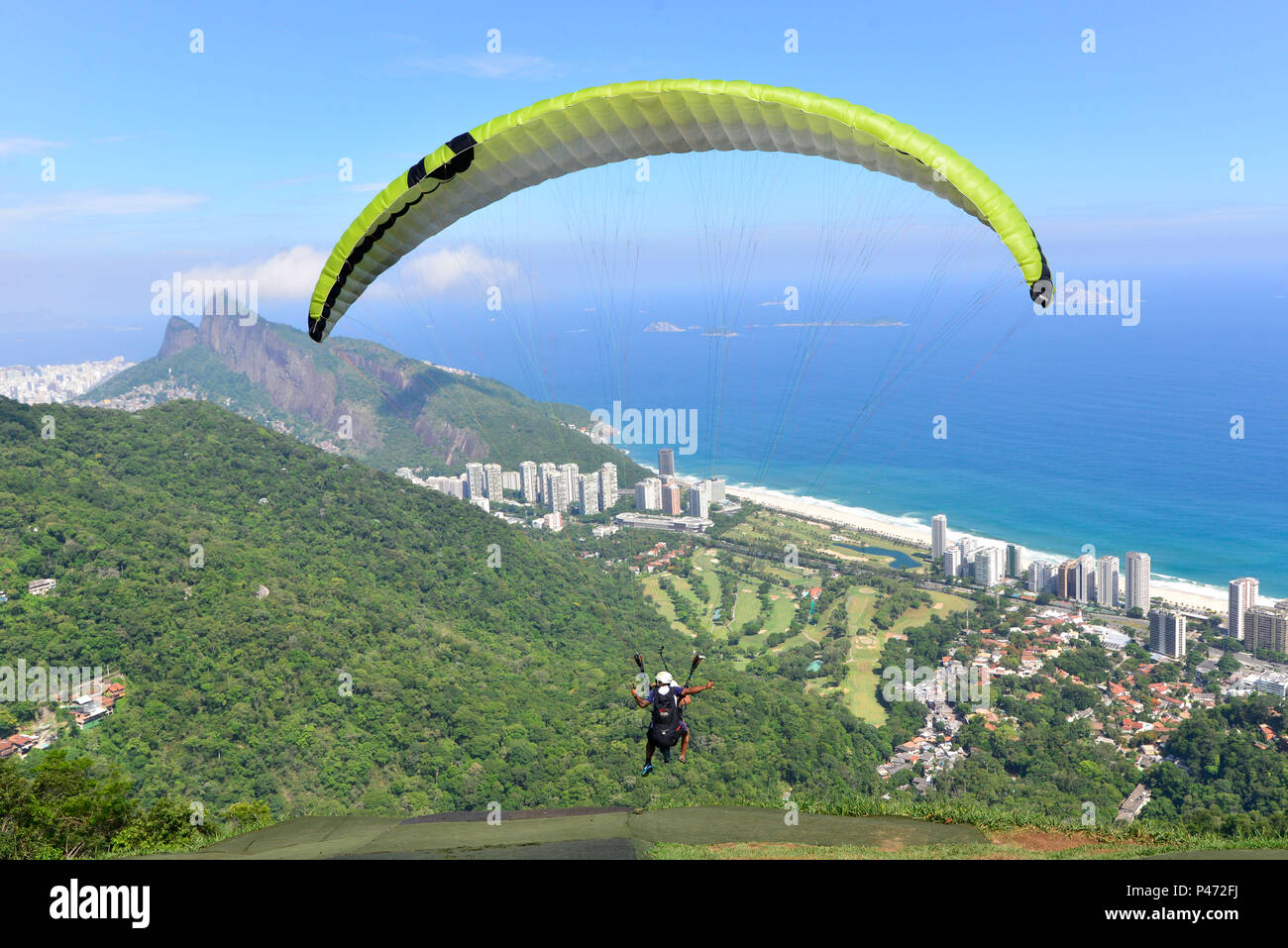 RIO DE JANEIRO, RJ - 06/01/2015 : PEDRA BONITA - RJ - Turistas fazem voo de parapente na Pedra Bonita em mais um dia de verão no Rio de Janeiro. (Foto : Celso Pupo / Fotoarena) Banque D'Images