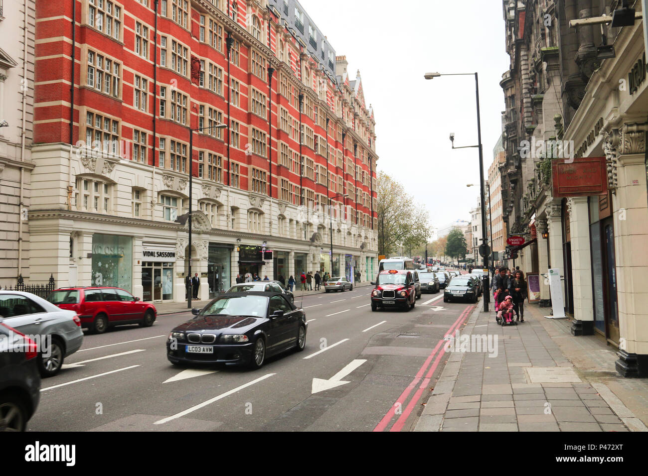 LONDRES, Haiti - 16/11/2014 : TURISMO EM LONDRES - Knightsbridge é uma rua e um quartier de Londres, na Inglaterra. É um département compartilhado pelos les quartiers de Kensington e Chelsea e Cidade de Westminster. (Foto : André Chaco/Fotoarena) Banque D'Images