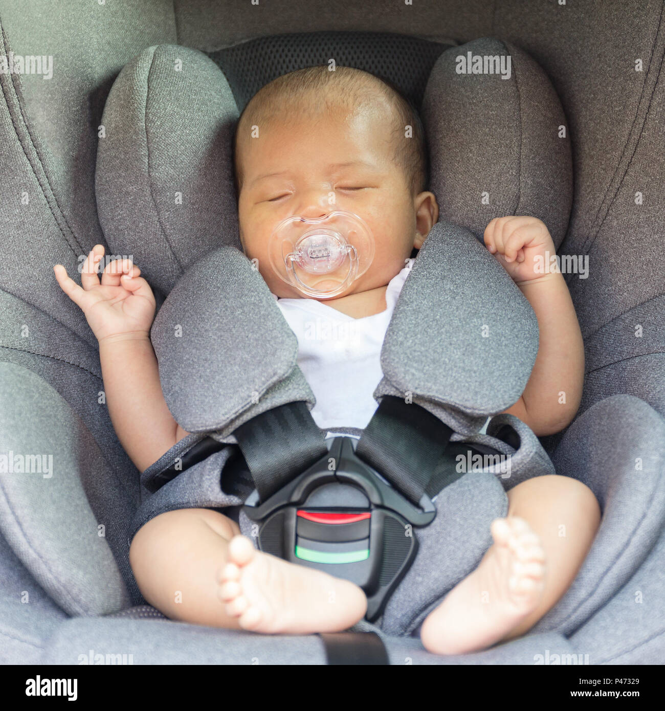 Cute Asiatique Bebe Nouveau Ne Dormant Dans Siege De Voiture Moderne Enfant Nouveau Ne De La Securite En Voyage Sur La Route Moyen Sur De Voyager Attache Leur Ceinture De Securite Dans Un
