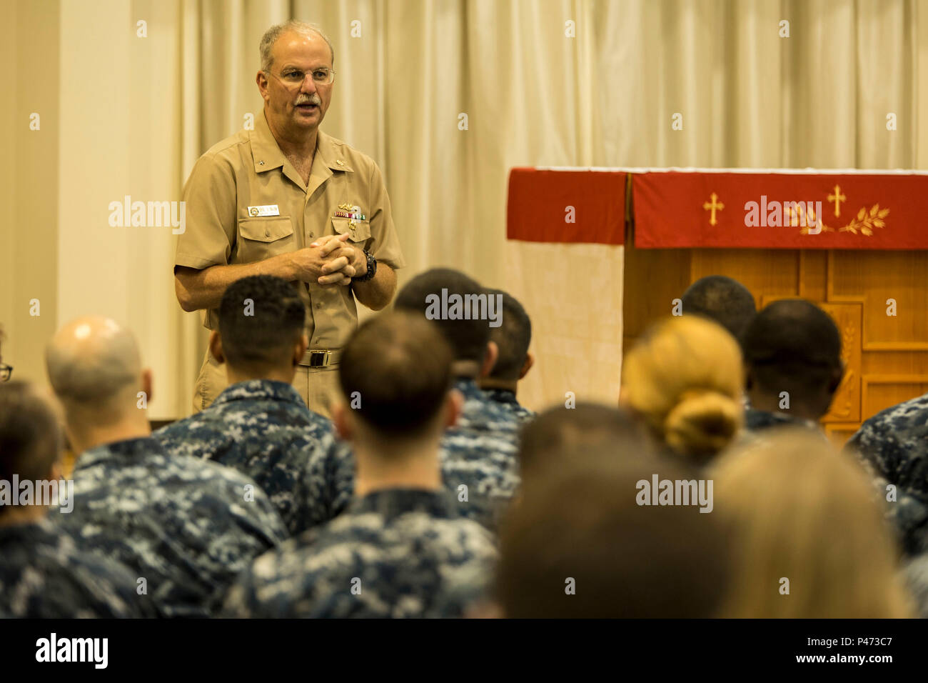 L'arrière de l'US Navy Adm. Bruce A. Gillingham, commandant de la médecine de la Marine à l'Ouest, les adresses de marins de la Robert M. Casey et Médecine Clinique Dentaire de Marine Corps Air Station Iwakuni, Japon, le 22 juin 2016. Au cours de sa visite Gillingham a tenu une discussion de leadership, a remis des prix et des pièces pour les membres du personnel, s'est entretenu avec le colonel du Corps des Marines américain Robert C. Boucher, commandant de la station, le Colonel Daniel Shipley, Marine Aircraft Group 12 commandant, et dîner avec les marins. (U.S. Marine Corps photo par Lance Cpl. Aaron Henson/libérés) Banque D'Images