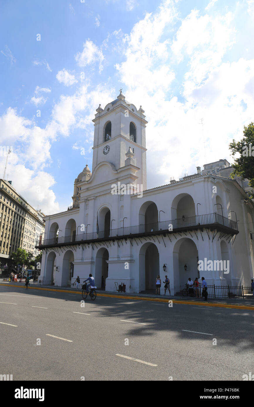 BUENOS AIRES, ARGENTINE - 16/01/2015 : CABILDO - O Cabildo de Buenos Aires é um edifício histórico localizado na Praça de Maio da capitale argentine. Durante un coloniale época, o edifício foi sede n'encarregado cabildo de representar cidade un front à metrópole, com plusieurs fonctions jurídicas e administrativas, de servir de além. www O Cabildo de Buenos Aires mais cobrou importância a partir da criação em 1776 n'Vice-Reino do Rio da Prata, cuja ère capitale Buenos Aires. Pas de foi da Cidade cabildo que foi declarada a Revolução de Maio de 1810, primeiro passo da Independência de zezo países da r Banque D'Images