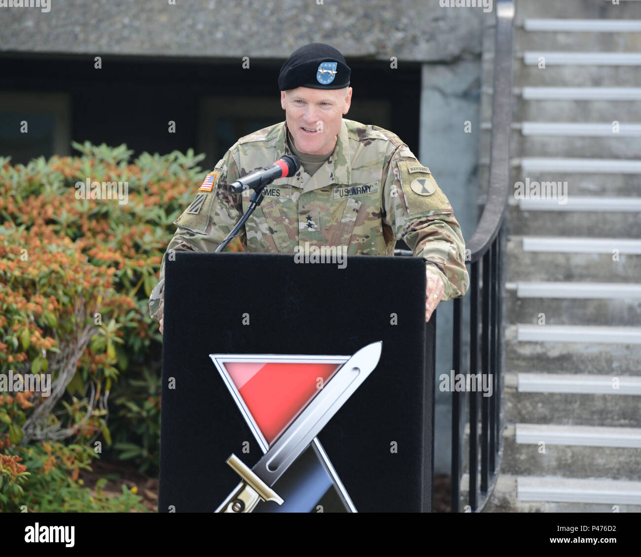 Commandant de la 7 Division d'infanterie à Joint Base Lewis-McChord le général Thomas S. James se félicite le Colonel Omar J. Jones et le Colonel Lonnie G. Hibbard le 16 juin 2016 devant la 7e ID bâtiment du Siège. Banque D'Images