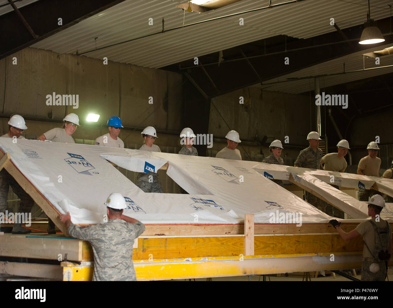 Les aviateurs du citoyen 746e Escadron de génie civil élever le mur d'une maison en construction dans la région de Gallup, NM, 13 juin 2016. Les réservistes ont participé à l'opération, l'empreinte d'un partenariat entre la Fondation Indien du Sud-Ouest et le ministère de la défense de l'état de préparation du programme de formation novateur, qui offre un moyen pour la formation des militaires. La formation de deux semaines a permis de construire des maisons, les réservistes qui sera donnée aux membres de la tribu de la Nation Navajo qui sont dans le besoin. (U.S. Air Force Reserve photo de Tech. Le Sgt. Bryan Hull) Banque D'Images