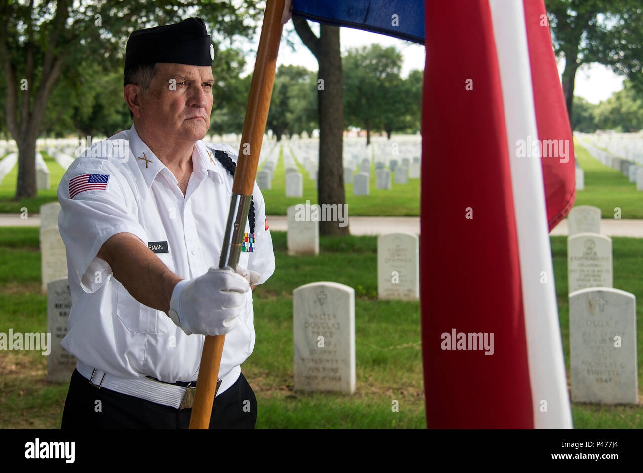 U.S. Air Force (Ret.) Le lieutenant-colonel Michael P. Hoffman, Fort Sam Houston National Cemetery, le détachement du service commémoratif, des bénévoles contribue à donner une sépulture militaire adéquate à FSHNC 10 Juin, 2016. La MSD a fourni des services de funérailles 18 10 juin, brisant un seul jour précédent record de 16. Le Fort Sam Houston MSD a effectué plus de 32 000 services depuis sa création en 1991. (U.S. Air Force photo par un membre de la 1re classe Lauren Ely) Banque D'Images