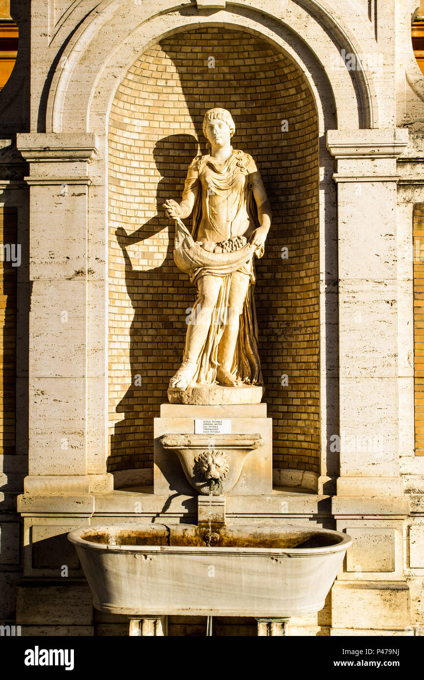 Estátua na Cortile del Belvedere pas d'espace intérieur n'Museu do Vaticano. Cidade do Vaticano, Vaticano - 28/12/2012. Foto : Ricardo Ribas / Fotoarena Banque D'Images