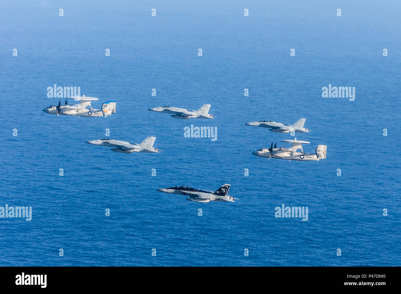 160618-N-GP548-151 MER DES PHILIPPINES (18 juin 2016) une formation d'avions de l'Escadre aérienne de transporteur (CVW) et 5 Carrier Air Wing (CVW) 9 à la tête de classe Nimitz porte-avions USS Ronald Reagan (CVN 76) et l'USS JOHN C. STENNIS (CVN 74). La formation formulaire inclus E-2C Yeux Hawk, F/A-18F Super Hornet et EA-18G Bourguignons de la "Golden Hawks" de l'Escadron d'alerte aéroporté (VFF) 112, le "Liberty Bell" de l'Escadron d'alerte aéroporté (VFF) 115, le "Tophatters" de Strike Fighter Squadron (VFA) 14, le "Dambusters" de Strike Fighter Squadron (VFA) 195, les "Faucons" de l'ombre Banque D'Images