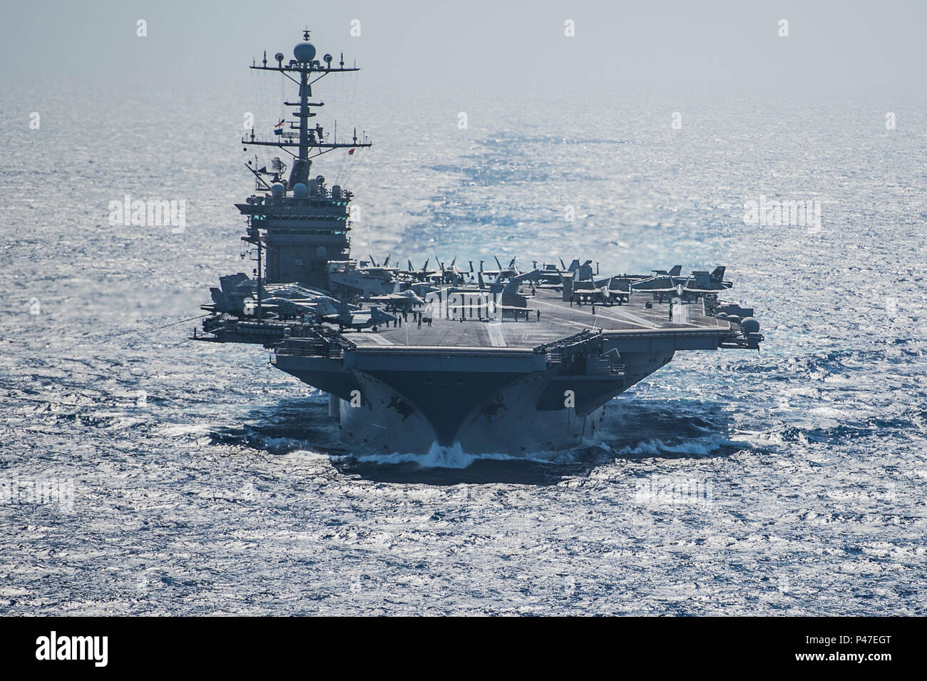 Le porte-avions USS Harry S. Truman (CVN 75) effectue des opérations aériennes en mer Méditerranée. Le Harry S. Truman Carrier Strike Group intervient dans le cadre de l'opération Inherent Resolve, effectuant des missions de sécurité maritime, une coopération en matière de sécurité sur le théâtre et des opérations aériennes. Les marins et les équipages de bord maintiennent la disponibilité opérationnelle grâce à des opérations aériennes basées sur le transporteur, à la manutention du pont et à la coordination entre le personnel aérien et le personnel de bord. Banque D'Images