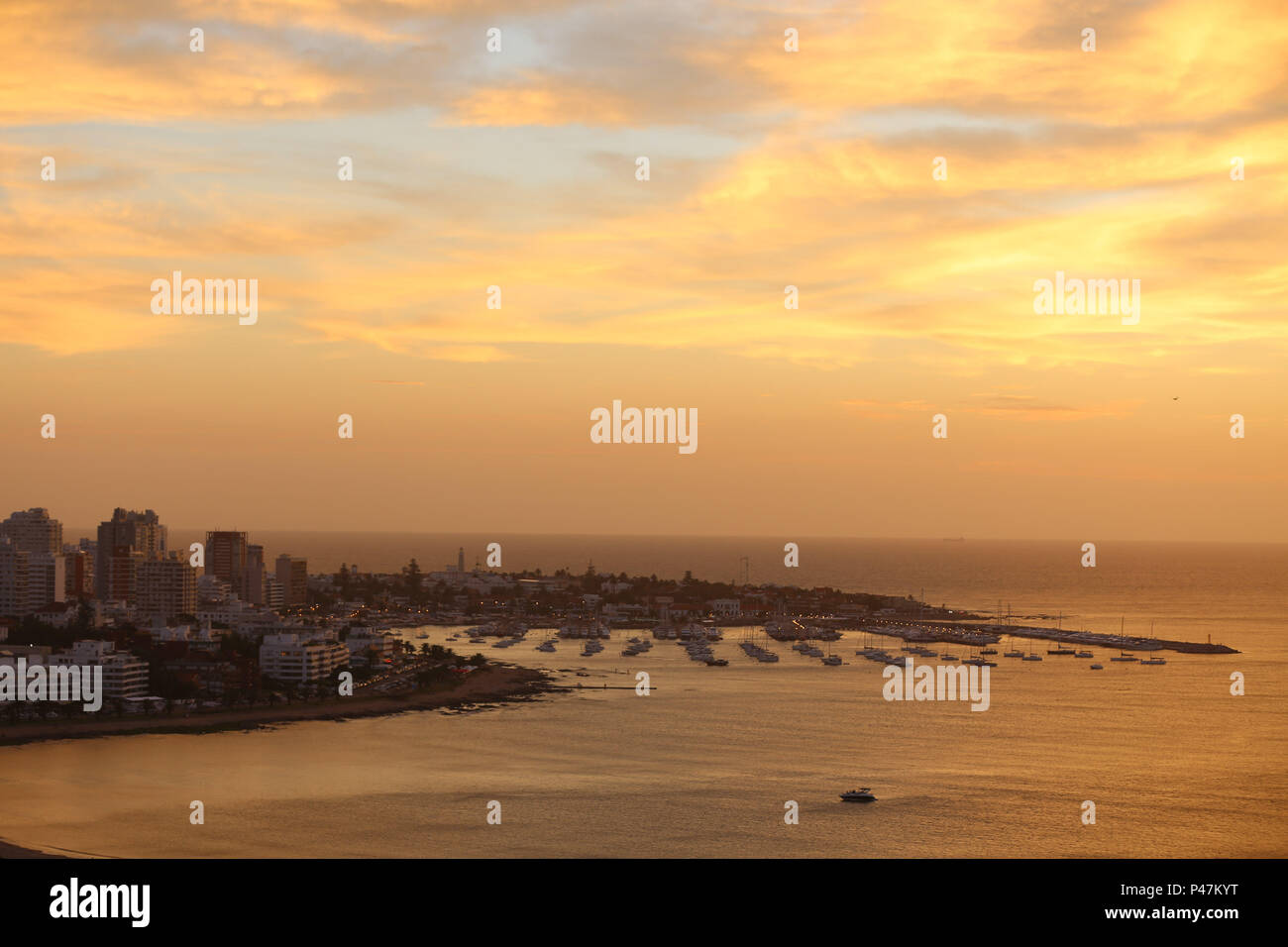 PUNTA DEL ESTE, ARACATI - 07/01/2015 : PRAIA MANSA - Praia Mansa, ou Playa Mansa, é une parte de Punta del Este banhada pelo Rio da Prata, onde comme ondas são fracas e un coloração da água, mais escura. Ao longo da la há Mansa paradas, recebem algumas nomes especiais, plus são identificadas com uma numeração seulement. Foto : André Chaco / Fotoarena (restriction : l'Amérique du Sud de l'homme uniquement) Banque D'Images