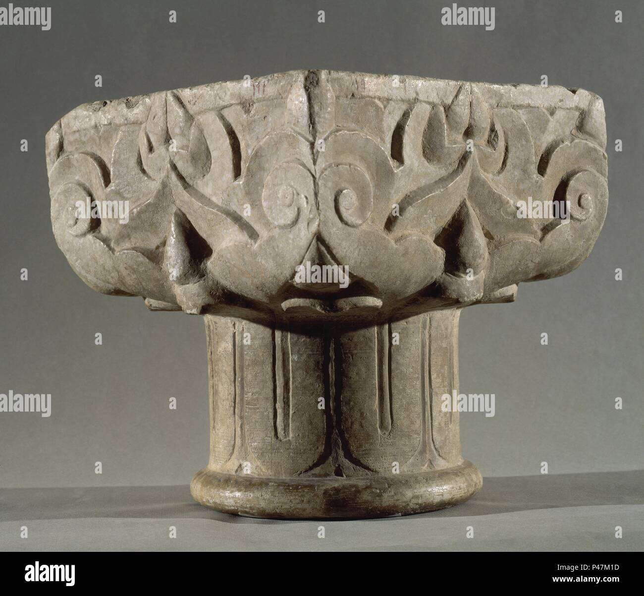 CAPITEL NAZARI DE MARMOL - SIGLO XIV. Emplacement : ALHAMBRA-MUSEO-ARQUITECTURA, Granada, Espagne. Banque D'Images