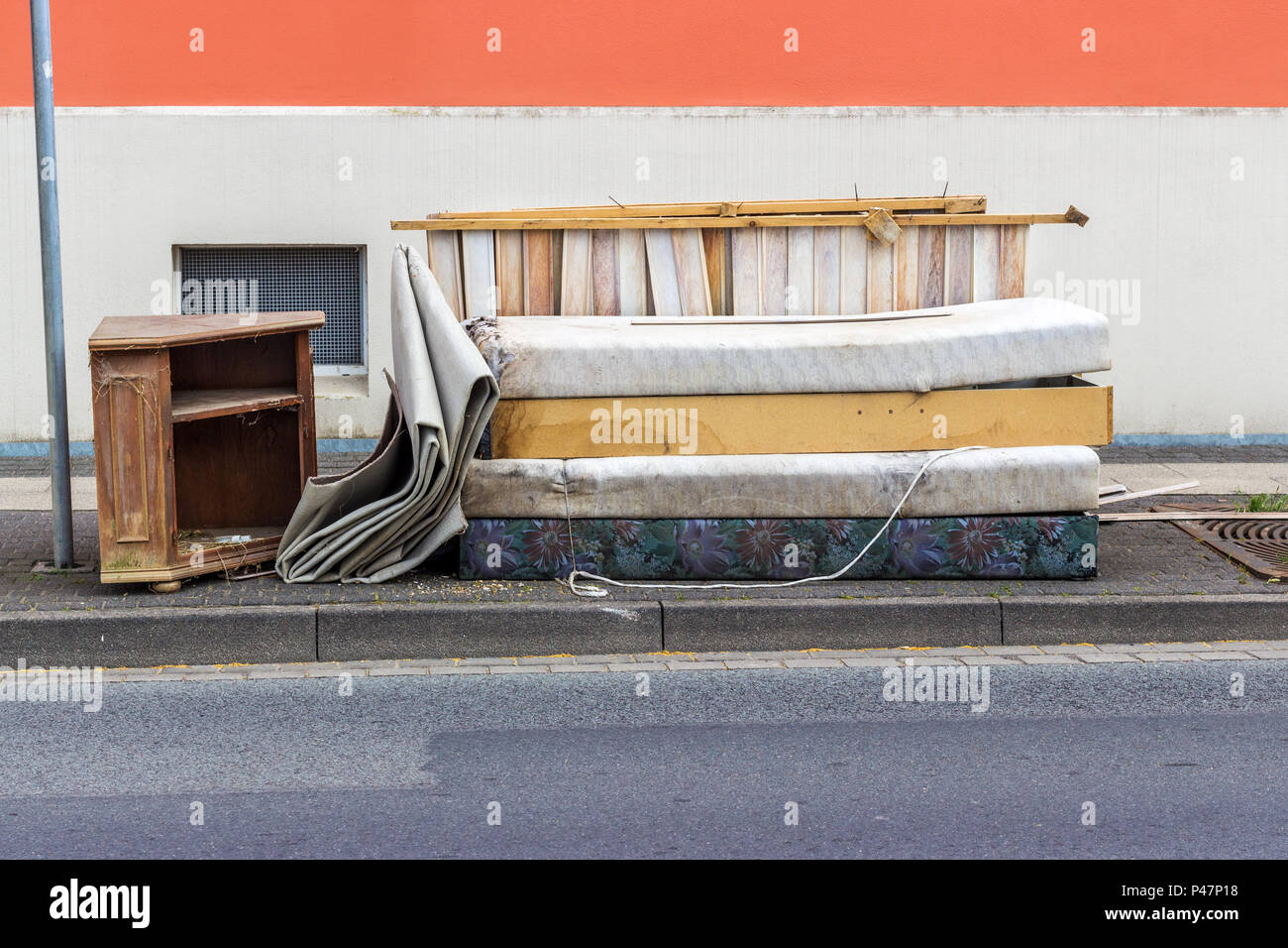 De vieux matelas, meubles et articles ménagers sur le bord de la route Banque D'Images