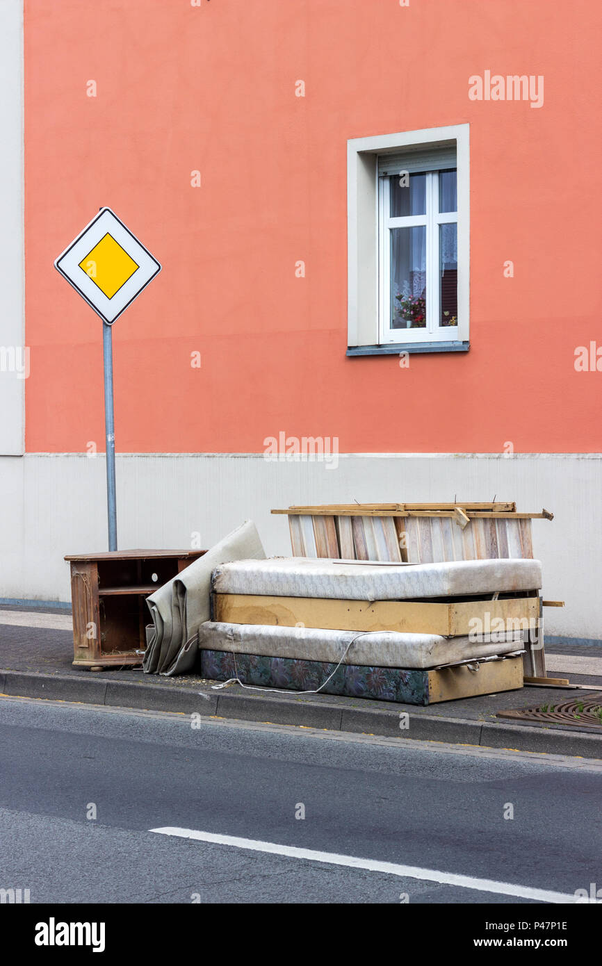 De vieux matelas, meubles et articles ménagers sur le bord de la route Banque D'Images