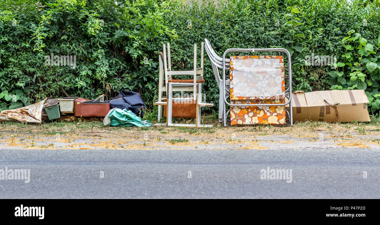 Pile de vieux meubles et articles ménagers sur le bord de la route Banque D'Images