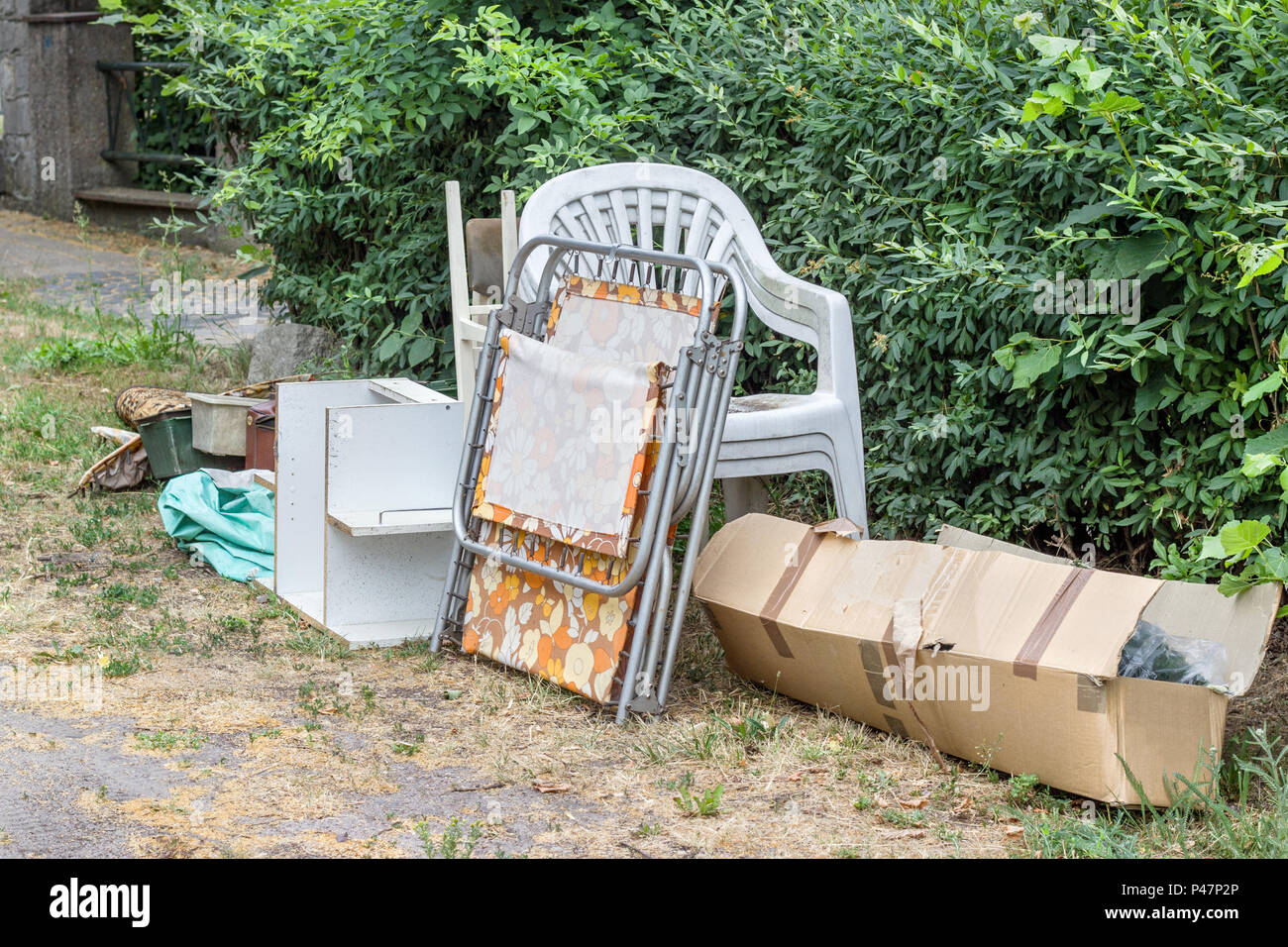 Pile de vieux meubles et articles ménagers sur le bord de la route Banque D'Images