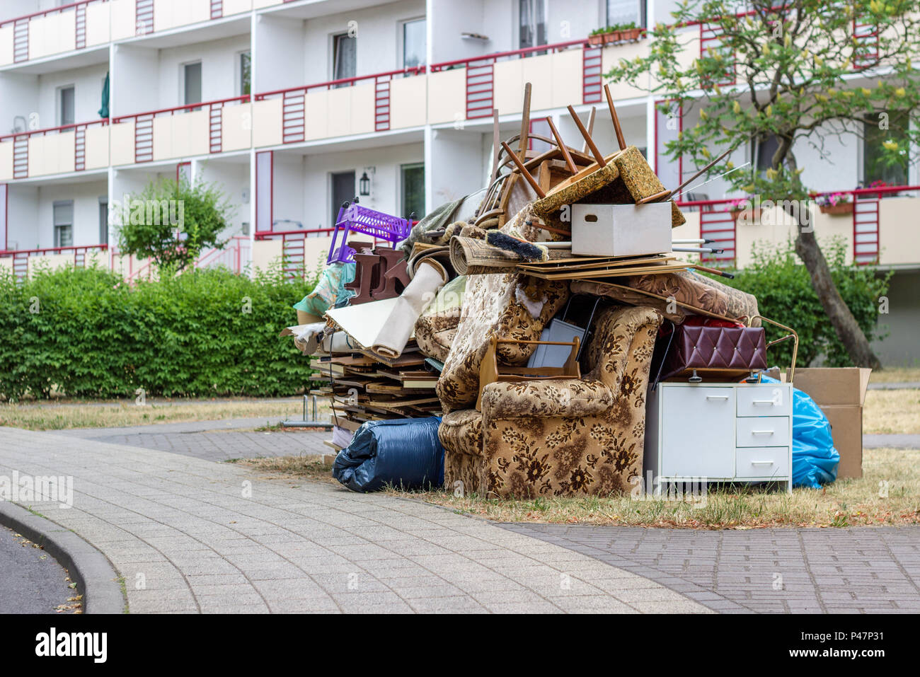 Gros tas de vieux meubles et articles ménagers sur le bord de la route Banque D'Images
