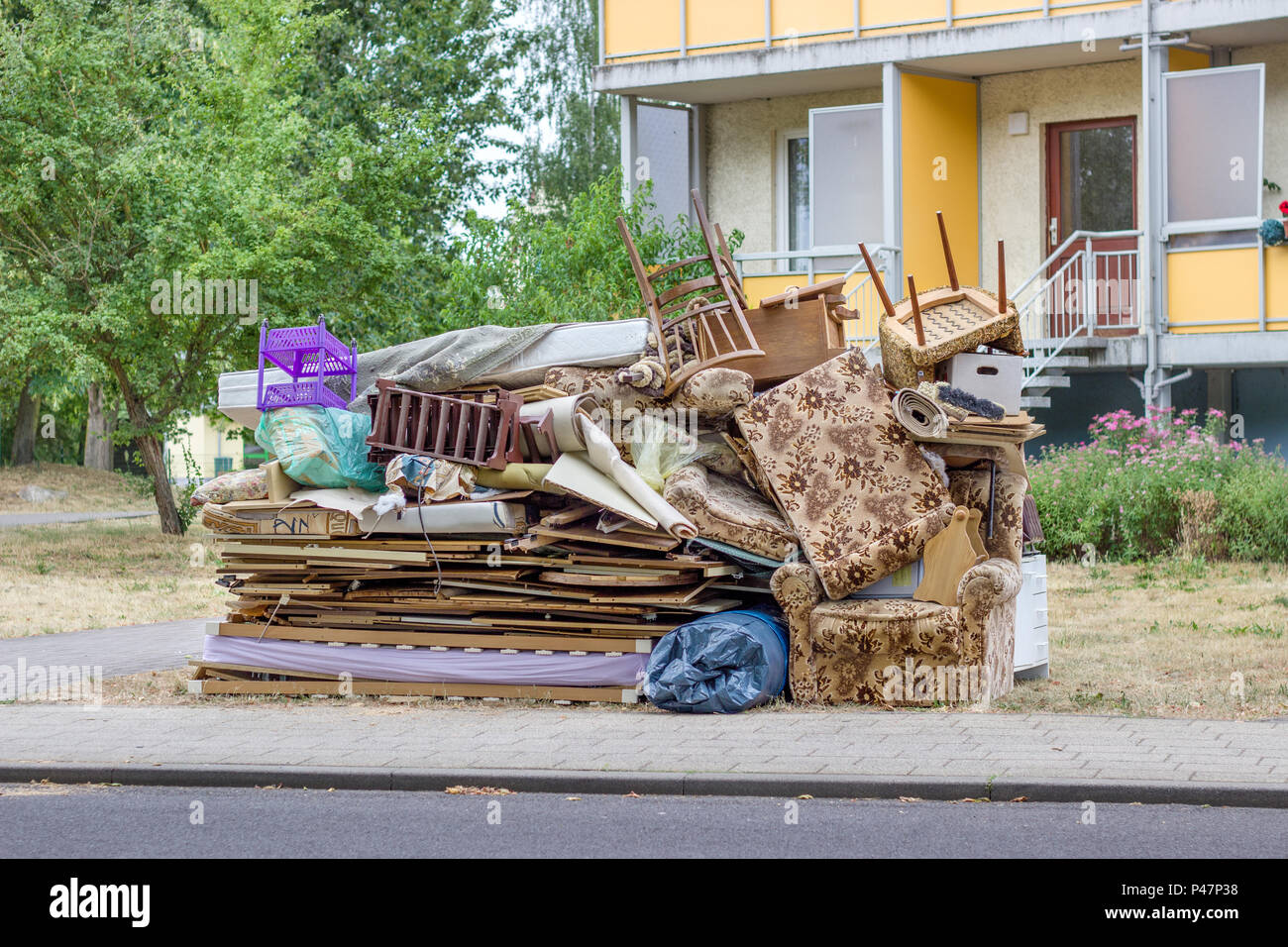 Gros tas de vieux meubles et articles ménagers sur le bord de la route Banque D'Images