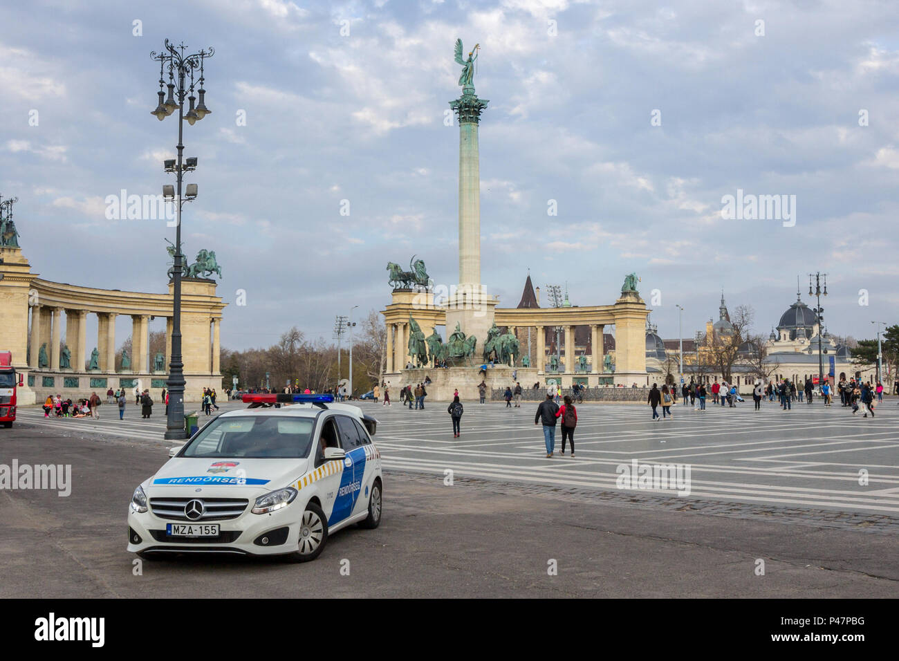 BUDAPEST, HONGRIE - 7 avril, 2017 : Mercedes de la Police hongroise (Rendorseg patrouiller en face de la Place des Héros (Hosok tere), la principale tou Banque D'Images