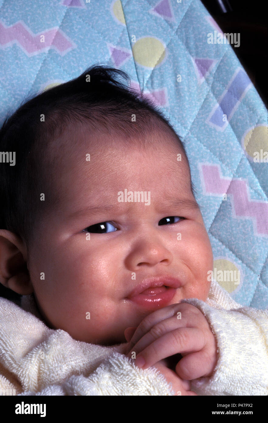 Pas Personnes Enfant Femelle Bebe Eurasien Deux Mois Photo Stock Alamy