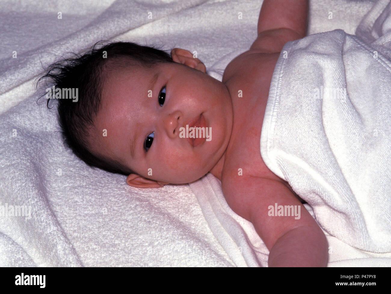 Pas Personnes Enfant Femelle Bebe Eurasien Deux Mois Photo Stock Alamy