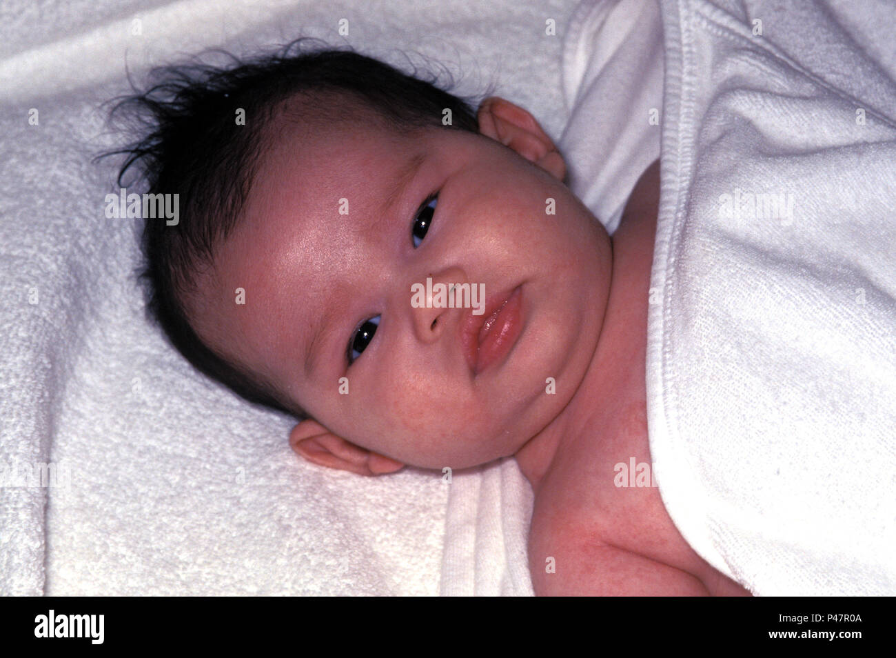 Pas Personnes Enfant Femelle Bebe Eurasien Deux Mois Photo Stock Alamy