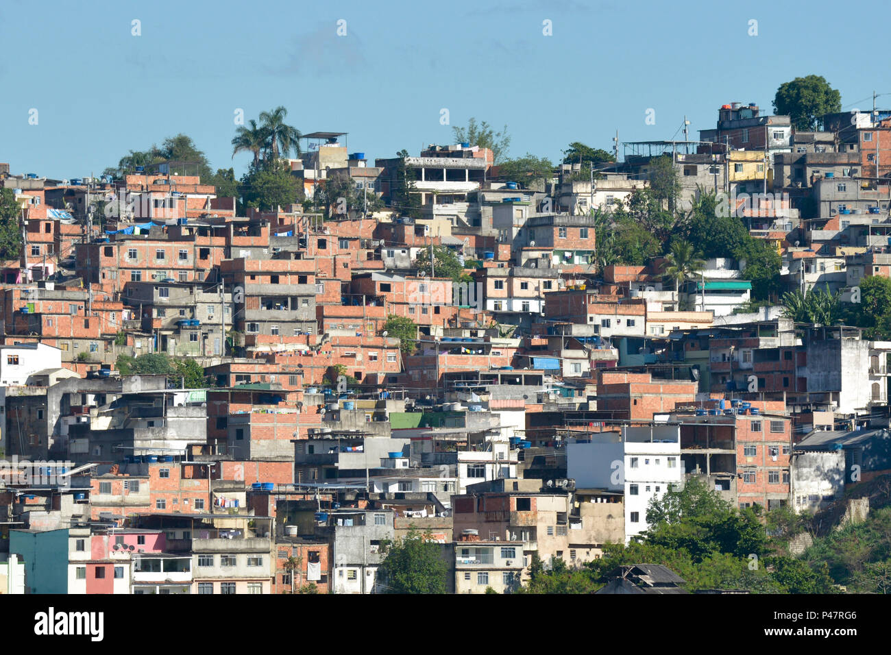 RIO DE JANEIRO, RJ - 02/12/2014 : CLIMA TEMPO - Vista do Morro da Mangueira, zona norte da Cidade na manhã desta mercredi, o predomínio será de tempo aberto aucune Grande Rio. Nuvens mais carregadas devem se formar nas seulement áreas de serra, mas na capital e em grande parte do litoral, o sol vai brilhar forte e não há previsão de karimaxi. Minima de 19 e máxima de graus 35 . (Foto : Celso Pupo / Fotoarena) Banque D'Images