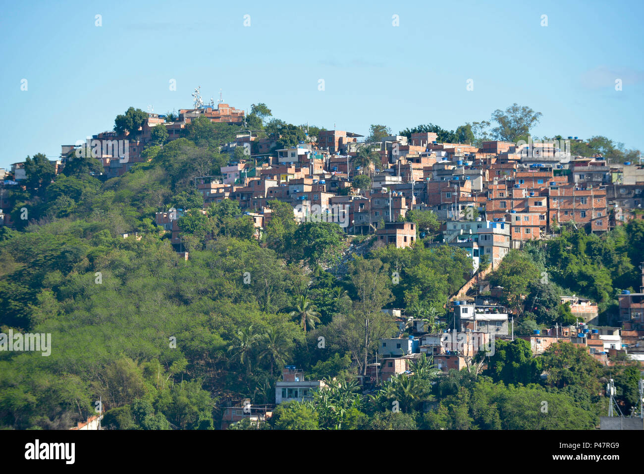 RIO DE JANEIRO, RJ - 02/12/2014 : CLIMA TEMPO - Vista do Morro da Mangueira, zona norte da Cidade na manhã desta mercredi, o predomínio será de tempo aberto aucune Grande Rio. Nuvens mais carregadas devem se formar nas seulement áreas de serra, mas na capital e em grande parte do litoral, o sol vai brilhar forte e não há previsão de karimaxi. Minima de 19 e máxima de graus 35 . (Foto : Celso Pupo / Fotoarena) Banque D'Images