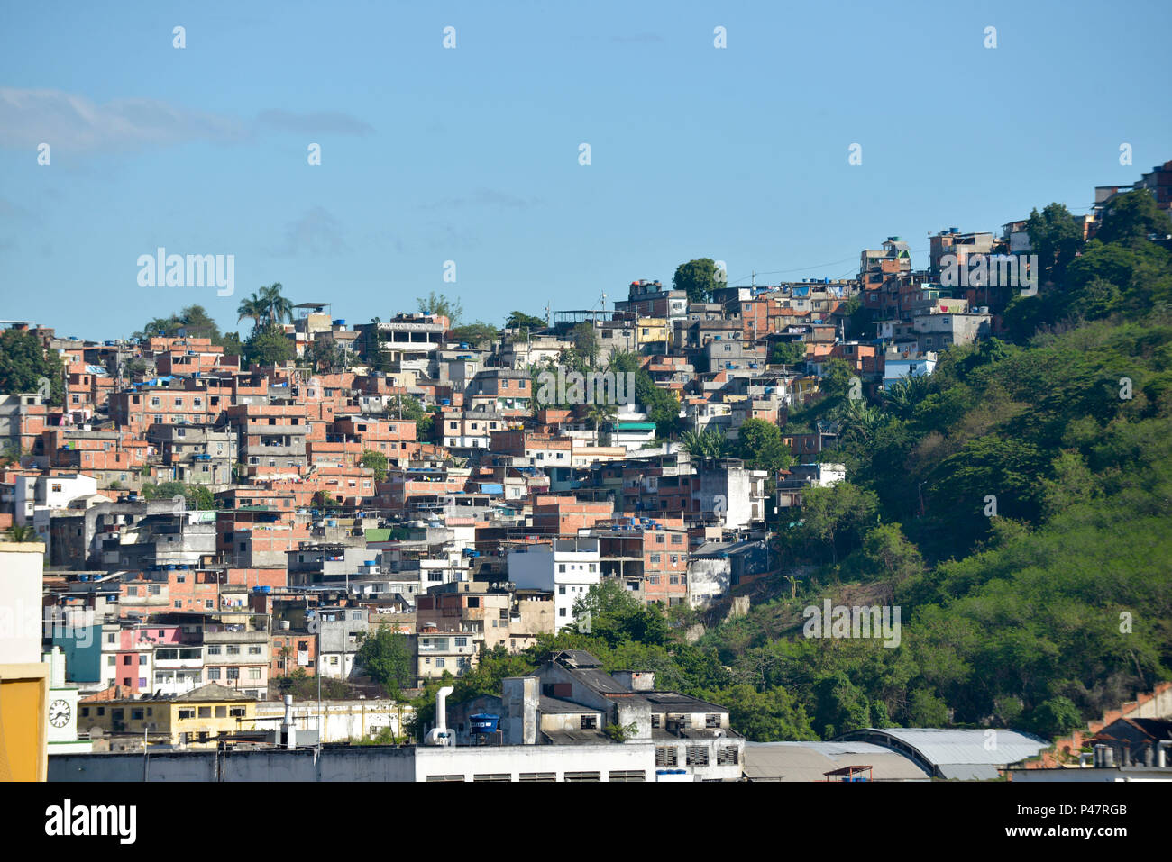 RIO DE JANEIRO, RJ - 02/12/2014 : CLIMA TEMPO - Vista do Morro da Mangueira, zona norte da Cidade na manhã desta mercredi, o predomínio será de tempo aberto aucune Grande Rio. Nuvens mais carregadas devem se formar nas seulement áreas de serra, mas na capital e em grande parte do litoral, o sol vai brilhar forte e não há previsão de karimaxi. Minima de 19 e máxima de graus 35 . (Foto : Celso Pupo / Fotoarena) Banque D'Images