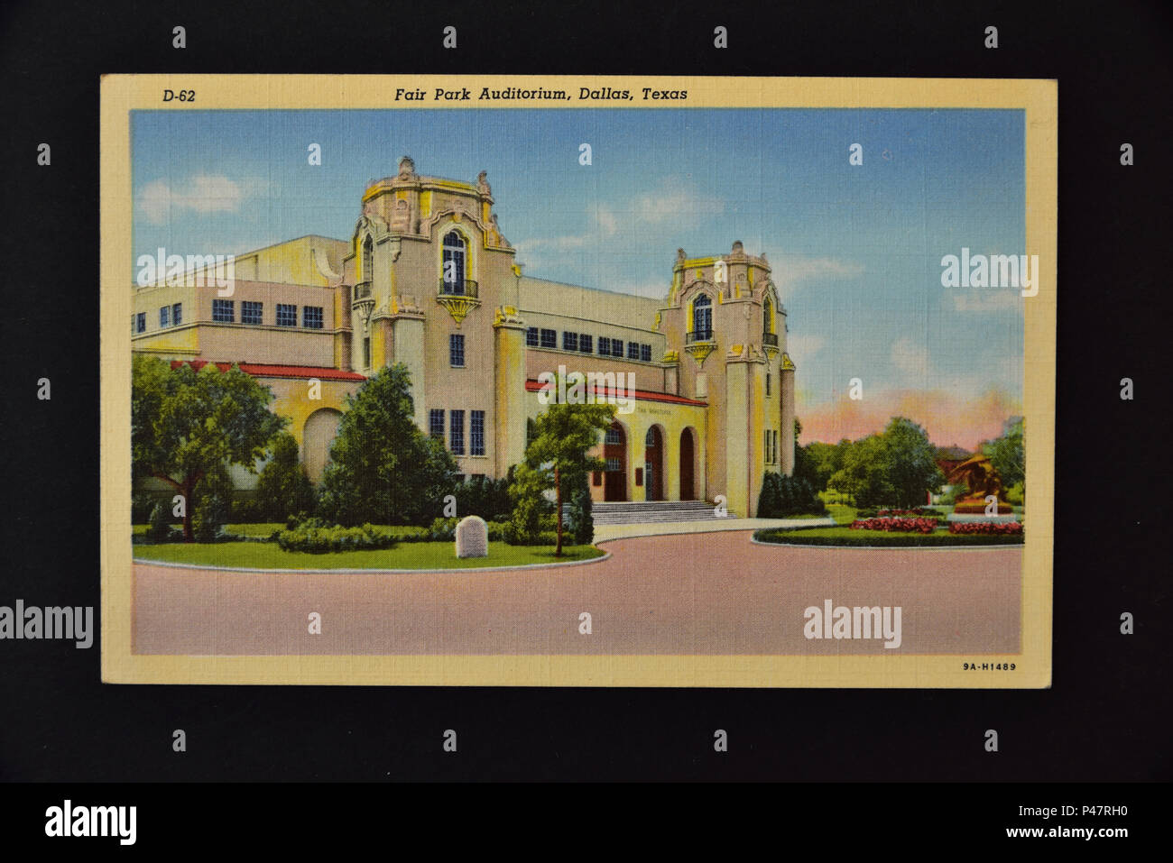 Photographie de 1930/1940 American color carte postale représentant Fair Park Auditorium, Dallas, Texas, sur un fond noir. Banque D'Images