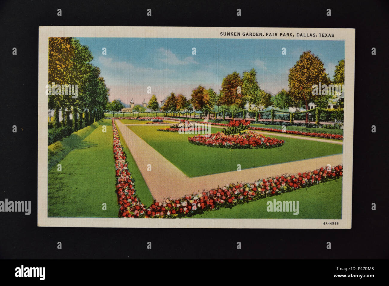 Photographie de 1930/1940 American color carte postale représentant le jardin en contrebas, Fair Park, Dallas, Texas, sur un fond noir Banque D'Images