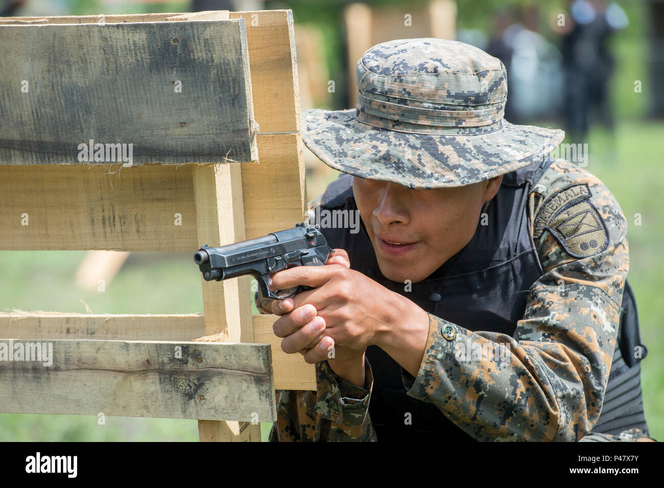 Un soldat guatémaltèque prend part à une manifestation à sécher le feu la portée de tir dans Jupiata, Guatemala, le 17 juin 2016. Environ 40 soldats de l'armée américaine sont déployés dans Jupiata pour offrir une formation à la Police nationale civile (Policia Nacional Civil) et l'armée guatémaltèque (Ejercito Nacional de Guatemala) membres pour mieux les préparer à lutter contre le trafic illicite de drogues dans tout le pays. (U.S. Air Force photo de Tech. Le Sgt. Trevor Tiernan) Banque D'Images