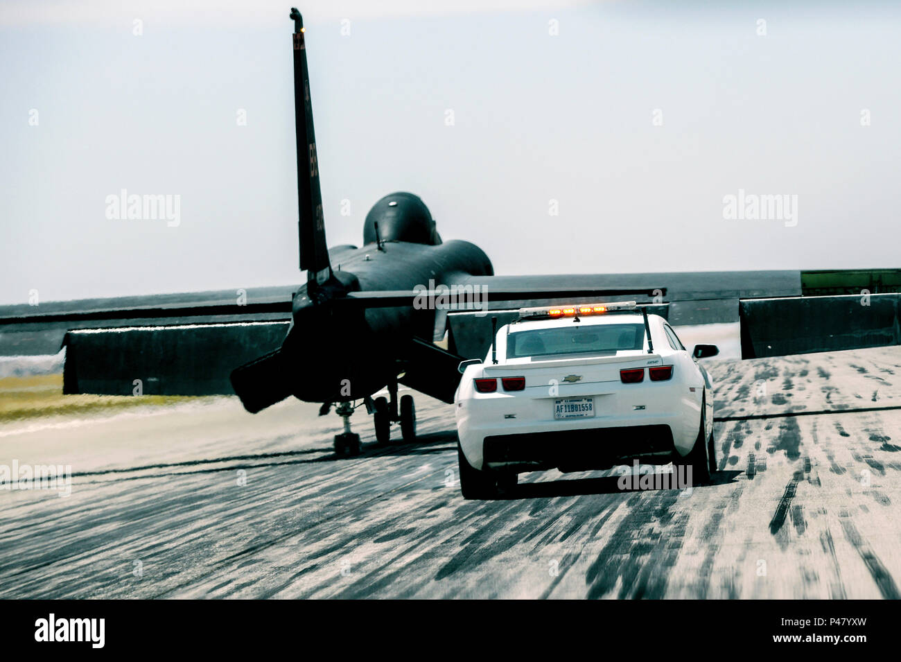 Le Major de l'US Air Force, Jack U2S Dragon Lady pilote instructeur affecté à la 9e Escadre de reconnaissance hits près de 100 mph dans une course poursuite voiture derrière un U2 Lady Dragon avion pendant qu'il atterrit à Beale Air Force Base, en Californie, le 14 juin 2016. L'U2S structure de l'avion peut rendre difficile à la terre, afin d'assurer un atterrissage sûr et précis, un autre pilote U2S fonctionne comme un ailier qui communique avec le pilote dans le cockpit de l'avion. L'ailier le pilote permet de savoir combien de pieds, ils sont de la terre et façon de diriger l'aéronef pour garder le gouvernail de l'avion sur l'runwa Banque D'Images