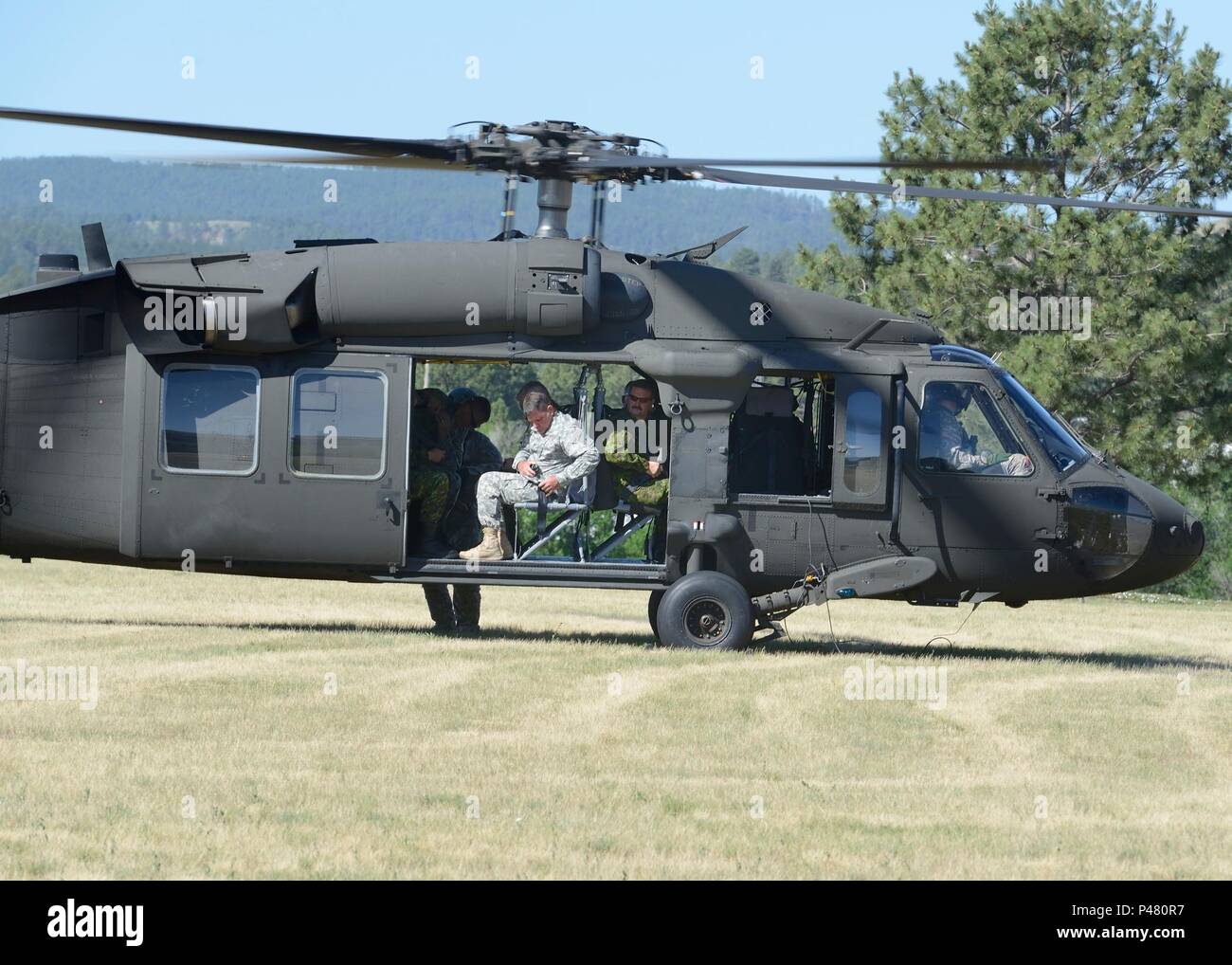 ENGLISH/ANGLAIS WA2016-0029-01 17 juin 2016, le Brigadier-général (Bgén) Robroy MacKenzie, Chef du personnel de la réserve de l'armée des États-Unis à bord d'un hélicoptère Blackhawk au cours d'une visite au Dakota du Sud avec présence de visiteurs pendant l'exercice 16 Coyote d'or le 17 juin 2016. 240 Les réservistes du 41e Groupe-brigade du Canada (41 GBC) va participer à l'exercice 2016 à Coyote d'or du Dakota du Sud, du 11 au 23 juin 2016. Environ 4000 membres du personnel militaire du Canada, du Danemark, de Singapour, Suriname, le Royaume-Uni et les États-Unis travailleront ensemble pour cr Banque D'Images