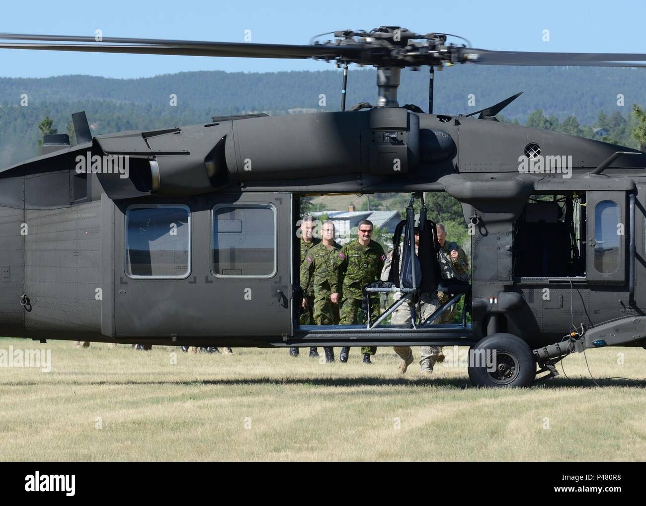 ENGLISH/ANGLAIS WA2016-0029-02 17 juin 2016, le Brigadier-général (Bgén) Robroy MacKenzie, Chef du personnel de la réserve de l'armée des États-Unis à bord d'un hélicoptère Blackhawk au cours d'une visite au Dakota du Sud avec présence de visiteurs pendant l'exercice 16 Coyote d'or le 17 juin 2016. 240 Les réservistes du 41e Groupe-brigade du Canada (41 GBC) va participer à l'exercice 2016 à Coyote d'or du Dakota du Sud, du 11 au 23 juin 2016. Environ 4000 membres du personnel militaire du Canada, du Danemark, de Singapour, Suriname, le Royaume-Uni et les États-Unis travailleront ensemble pour cr Banque D'Images