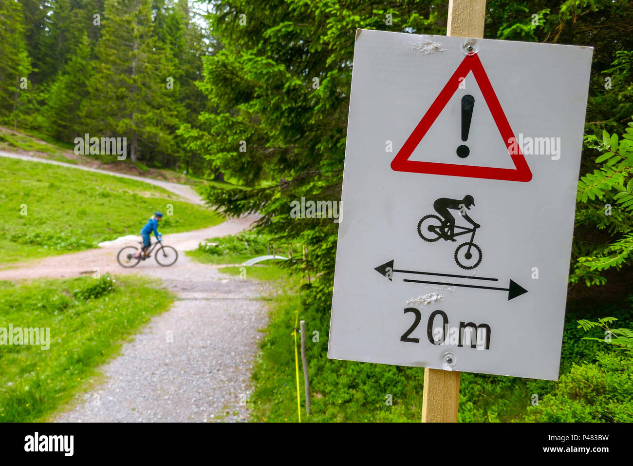 Panneau d'avertissement, passage à niveau, du vélo de montagne, vélo de montagne, Flumserberg, Suisse, Union européenne, Europe Banque D'Images
