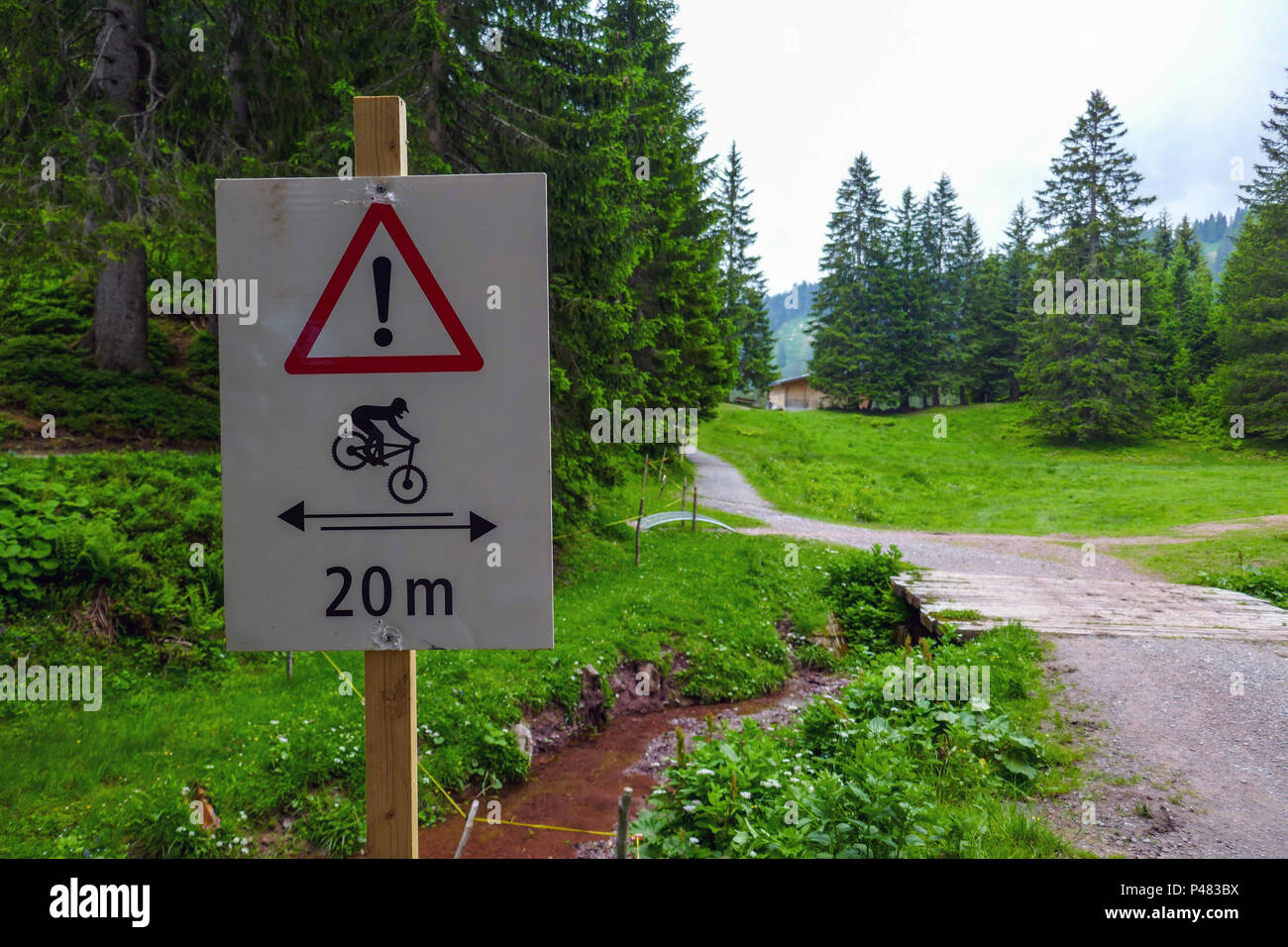 Panneau d'avertissement, passage à niveau, du vélo de montagne, vélo de montagne, Flumserberg, Suisse, Union européenne, Europe Banque D'Images