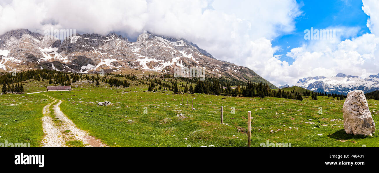 Paysage de montagnes. Plateau de Montasio, Alpes italiennes. Banque D'Images