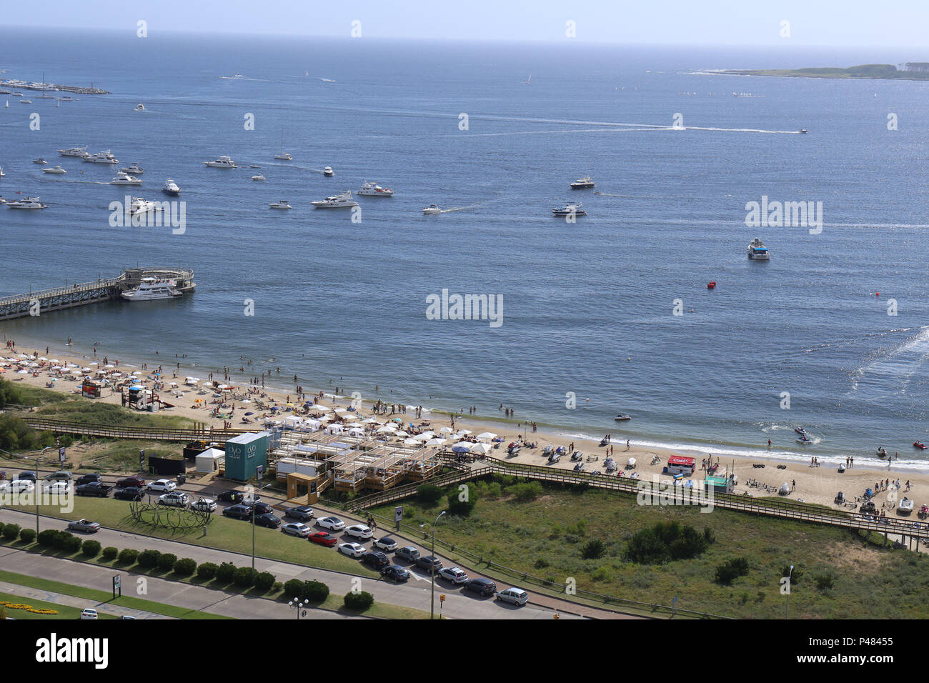 PUNTA DEL ESTE, ARACATI - 07/01/2015 : PRAIA MANSA - Praia Mansa, ou Playa Mansa, é une parte de Punta del Este banhada pelo Rio da Prata, onde comme ondas são fracas e un coloração da água, mais escura. Ao longo da la há Mansa paradas, recebem algumas nomes especiais, plus são identificadas com uma numeração seulement. Foto : André Chaco / Fotoarena (restriction : l'Amérique du Sud de l'homme uniquement) Banque D'Images