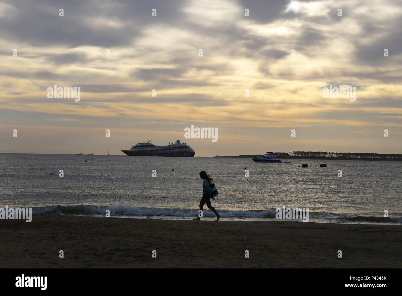 PUNTA DEL ESTE, ARACATI - 07/01/2015 : PRAIA MANSA - Praia Mansa, ou Playa Mansa, é une parte de Punta del Este banhada pelo Rio da Prata, onde comme ondas são fracas e un coloração da água, mais escura. Ao longo da la há Mansa paradas, recebem algumas nomes especiais, plus são identificadas com uma numeração seulement. Foto : André Chaco / Fotoarena (restriction : l'Amérique du Sud de l'homme uniquement) Banque D'Images