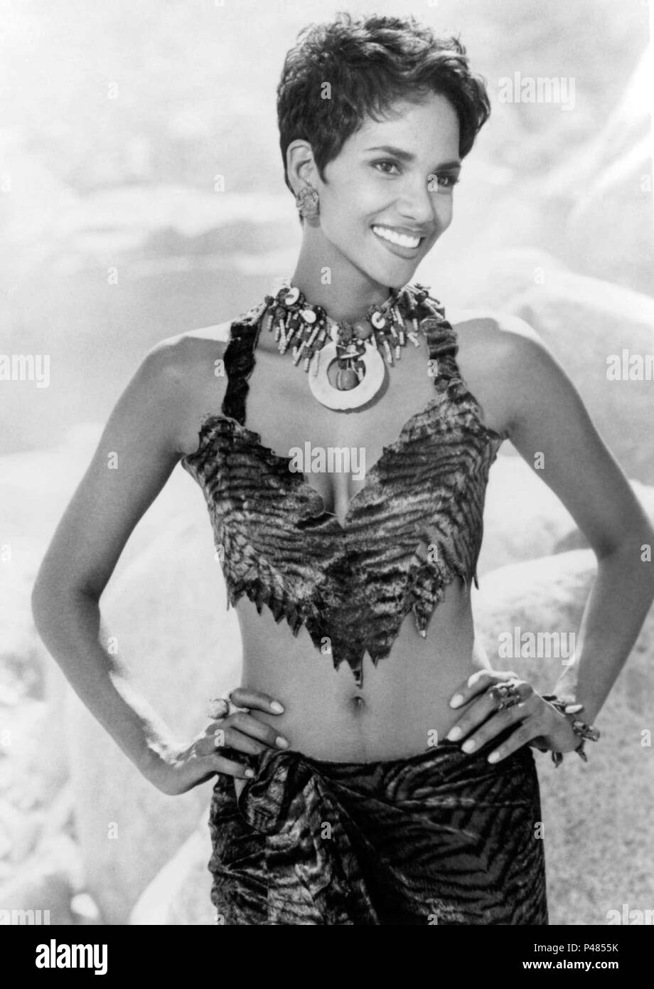 Titre original : LE FLINTSTONES. Titre en anglais : LE FLINTSTONES. Directeur de film : Brian Levant. Année : 1994. Stars : Halle Berry. Credit : UNIVERSAL PICTURES / Album Banque D'Images