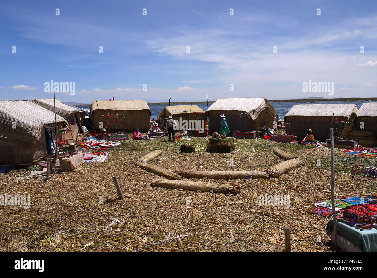 Un groupe d'habitants de vivre et travailler sur une île flottante fait entièrement de roseaux du lac Titicaca au Pérou Banque D'Images