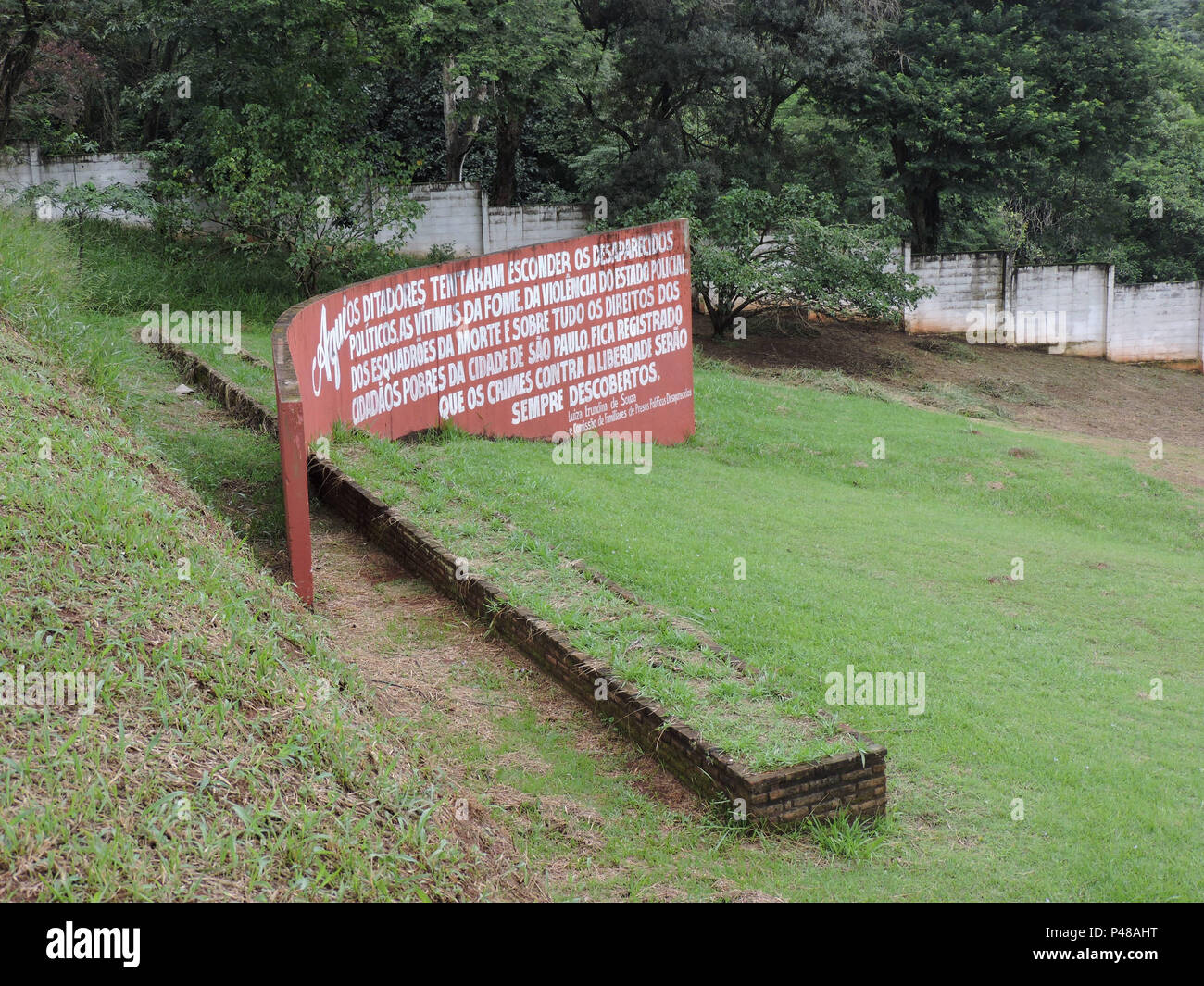 São Paulo, SP 08/03/2015 CEMITÉRIO DE PERUS Placa em homenagem