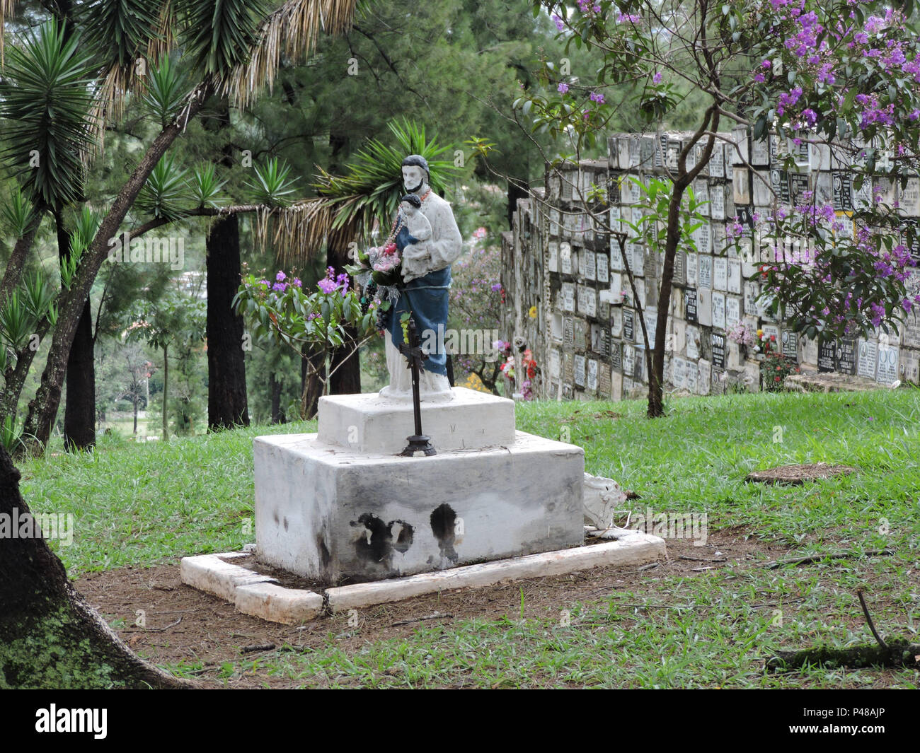 São Paulo, SP 08/03/2015 CEMITÉRIO DE PERUS Imagem religiosa dentro do cemitério de Perus São Paulo, SP 08/03/2015 CEMITÉRIO DE PERUS Imagem religiosa dentro do cemitério de Perus