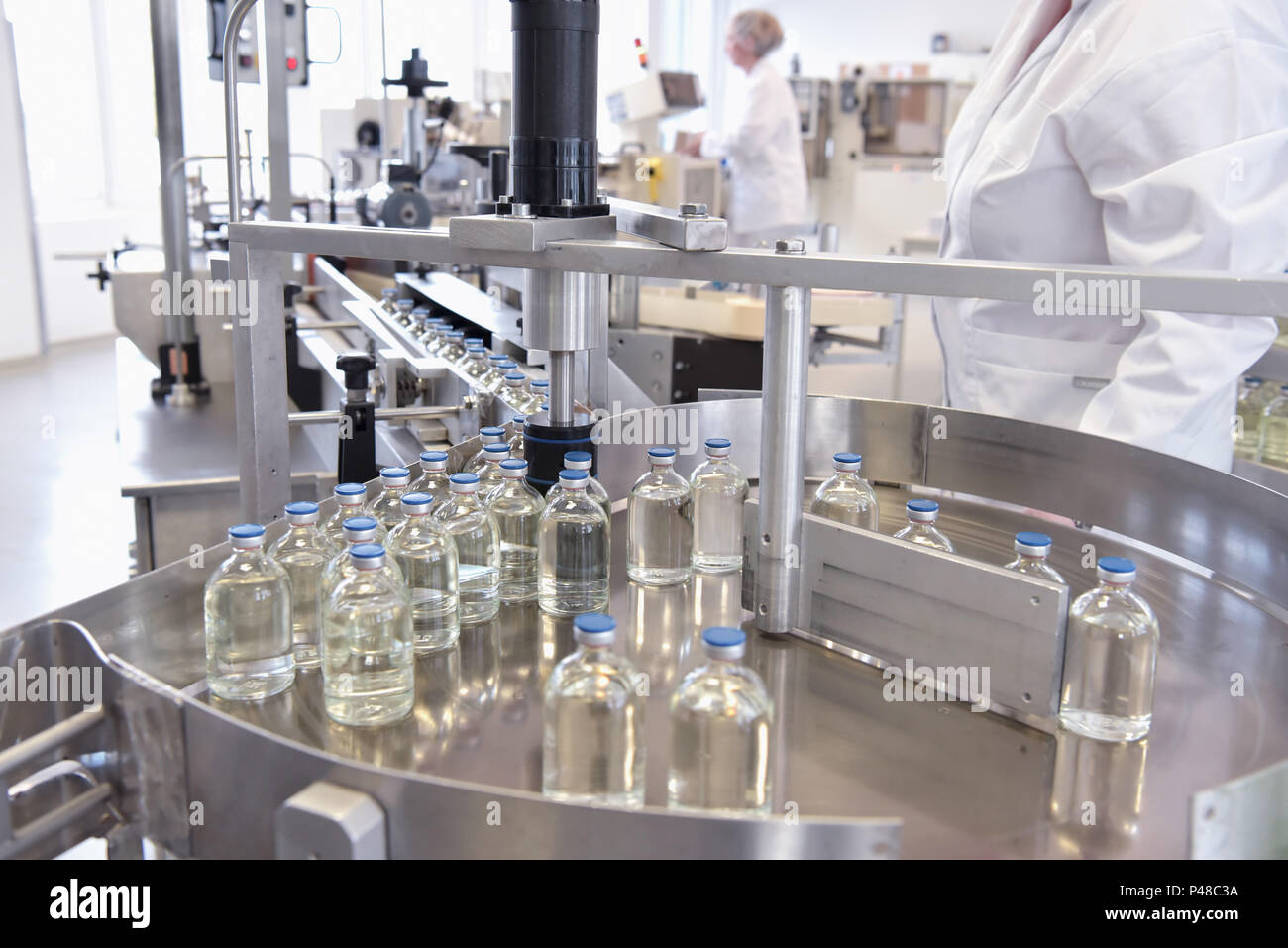 Convoyeur à bande pour la production de produits médicaux et de remplissage en bouteilles Banque D'Images