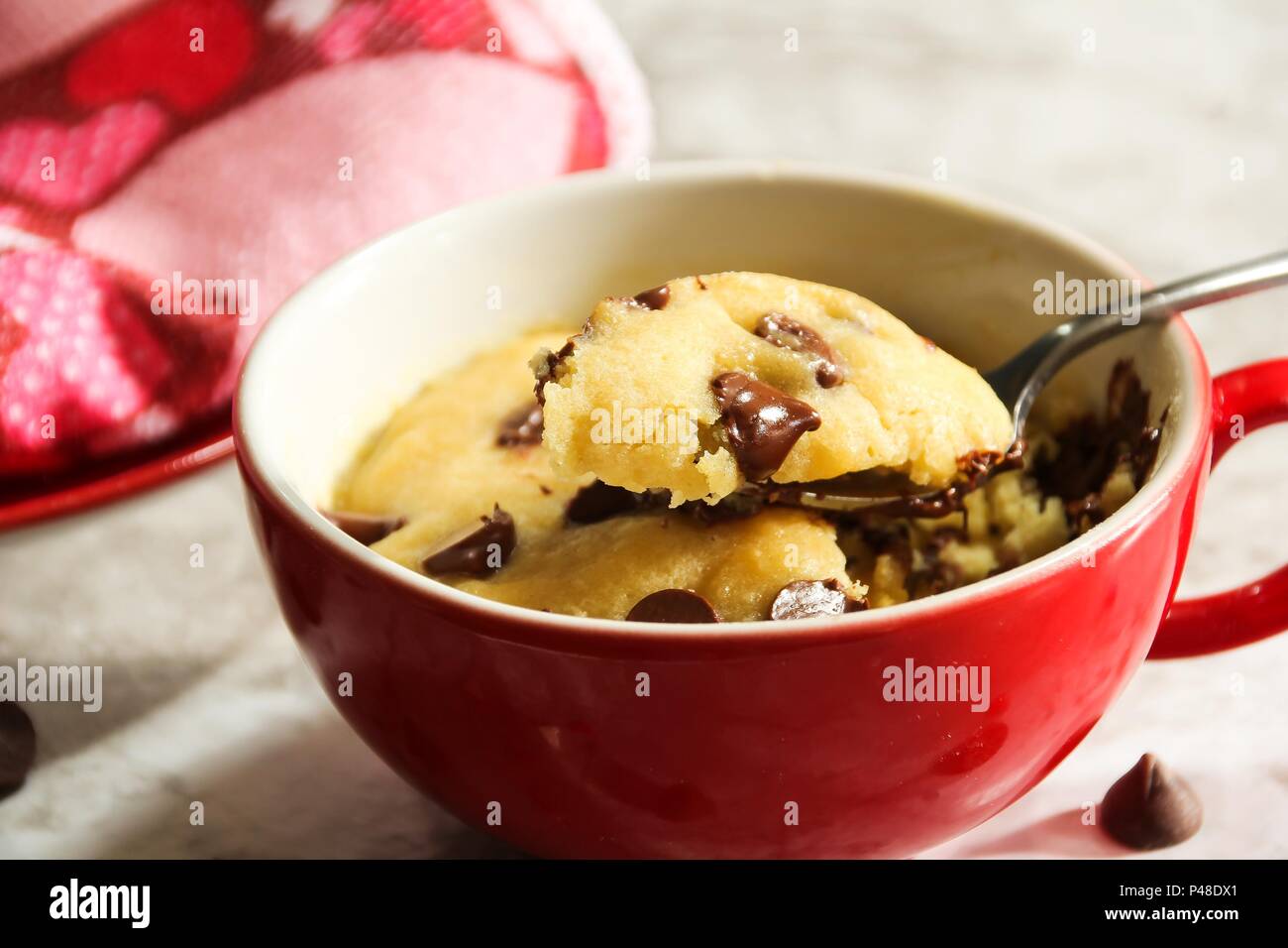 Micro-ondes maison biscuit aux brisures de chocolat dans une tasse, selective focus / Valentines Day dessert, Close up Banque D'Images