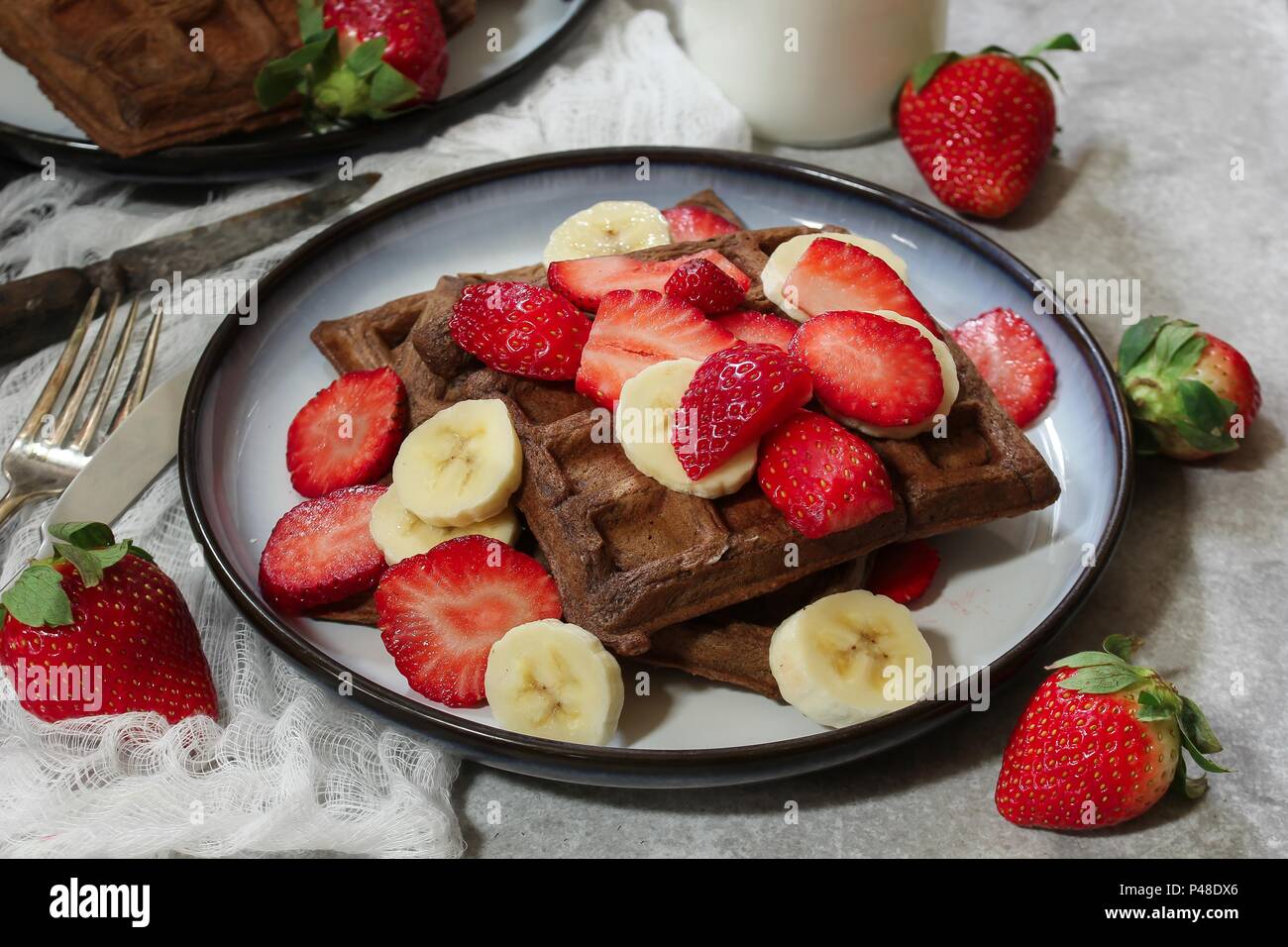 Gaufres au chocolat maison garnie de baies fraîches et banana Banque D'Images