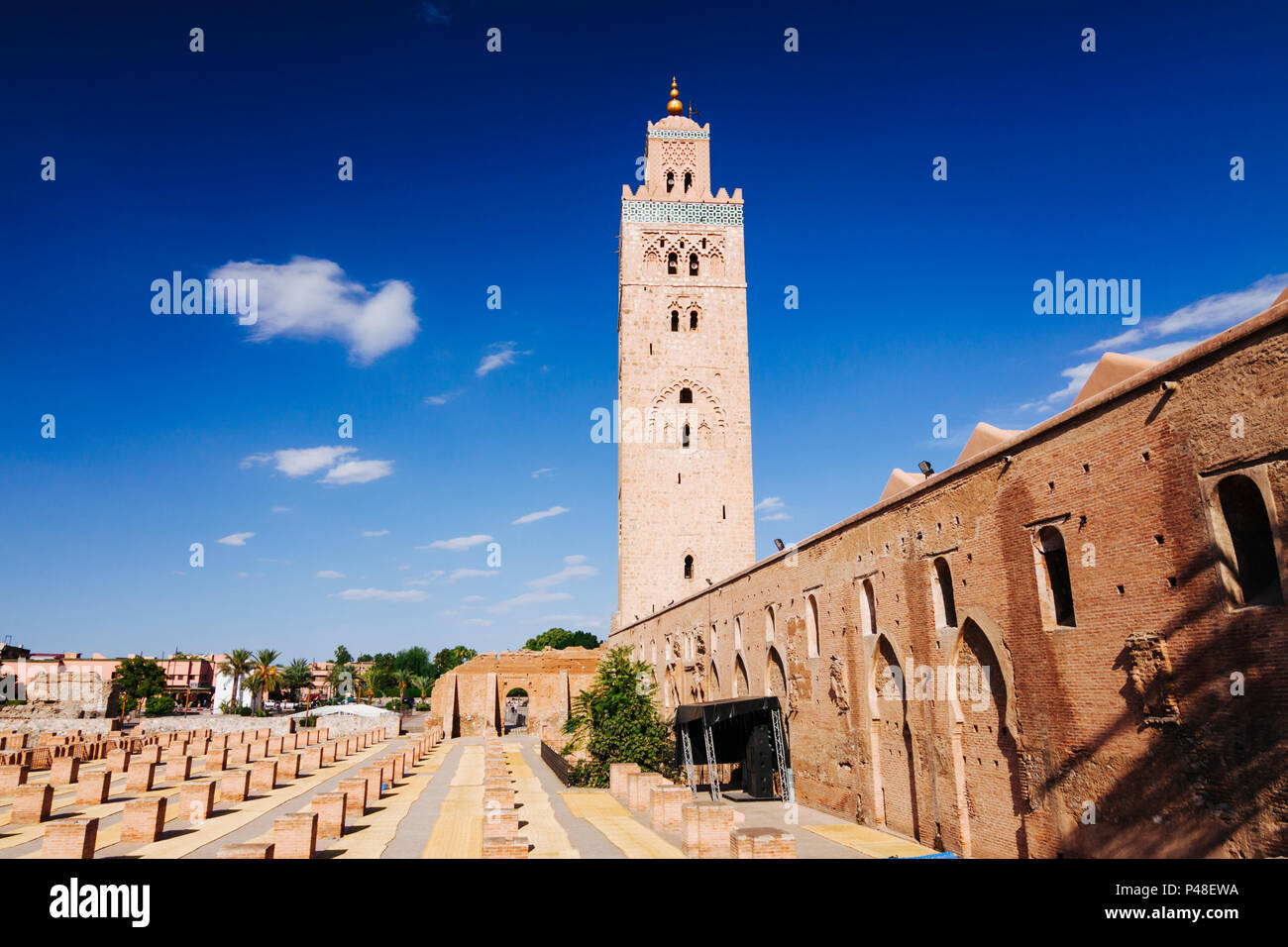 Marrakech, Maroc : 12e siècle, mosquée et minaret de la Koutoubia almohade. Banque D'Images