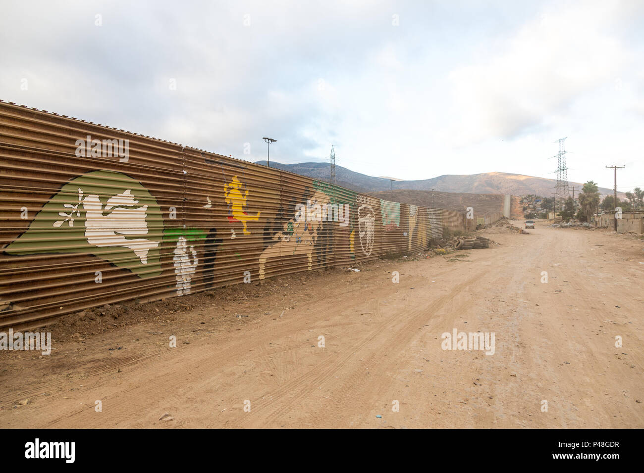 Nous origine Mexique frontière avec les prototypes du nouveau mur d'Atout juste au-delà, près de la Port d'entrée Otay Mesa en Californie, États-Unis. Banque D'Images