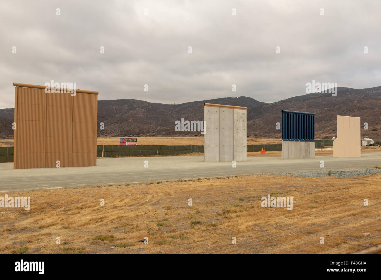 Des prototypes de la nouvelle proposition de l'emporter sur le mur érigé près de Port d'entrée Otay Mesa en Californie et Tijuana, au Mexique. Banque D'Images