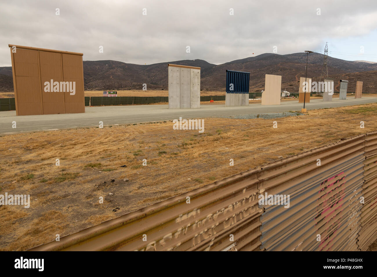Des prototypes de la nouvelle proposition de l'emporter sur le mur érigé près de Port d'entrée Otay Mesa en Californie et Tijuana, au Mexique. Banque D'Images